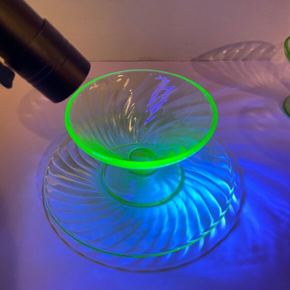 Vintage Green Spiral Depression Glass Dessert Sets - 4 Swirl Plates and 4 Matchi - Picture 13 of 15